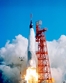 vignette-lien vers une vue de la fuse de lancement Atlas qui emporte le major Glenn et sa capsule Friendship 7 le 20 fvrier 1962; le dcollage a lieu depuis le pas de tir 14 de la Cape Canaveral Air Force Station au Cap Canaveral, en Floride (image faisant partie de notre srie Images de la conqute spatiale)