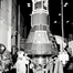 vignette-lien vers une vue d'une capsule Gemini prpare pour un vol, en 1964, dans le Hangar S de la Cape Canaveral Air Force Station