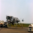 vignette-lien vers une vue de Neil Armstrong  bord du Lunar Landing Training Vehicle-2  la Ellington Air Force Base en 1969; cette structure d'entranement permit aux astronautes de s'entraner  contrler le LEM jusqu' la surface lunaire