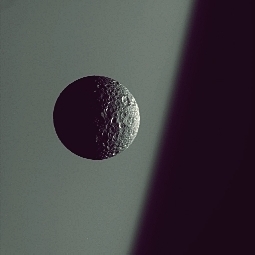 Editor's choice fine picture: Mimas against Saturn's limb / Image choisie: Mimas et Saturne