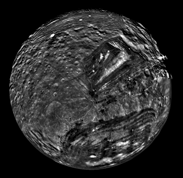 Miranda, one of Uranus' moons / Miranda, l'un des satellites d'Uranus
