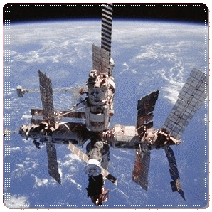la station spatiale Mir vue de la navette Discovery lors du dpart de cette dernire dans le cadre de la mission STS-91, laquelle fut la dernire mission amricaine  la station spatiale russe (juin 1998)