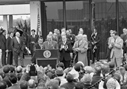 vignette-lien vers une vue du du prsident amricain Lyndon B. Johnson au cours d'une visite surprise au centre des vols habits (