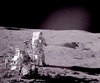 vignette-lien vers une vue de l'astronaute Alan Shepard pendant la mission Apollo 14; il se tient  ct du Modularized Equipment Transporter, un chariot tran  la main qui amliora les possibilits de travail