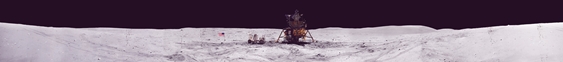 vignette-lien vers une vue d'un exemple de paysage lunaire vue depuis la surface (la vue a t prise lors de la mission Apollo 16, dans les plaines de Descartes, une rgion situe dans les hautes terres lunaires; la vue consiste en 27 vues spares