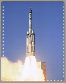 seul lancement oprationnel du programme MOL en 1966, une capsule Gemini-B et une maquette de MOL au somment d'une fuse Titan-IIIC