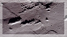 les ombres projetes des montagnes et des pics lunaires permirent, avant la conqute spatiale, de calculer leur hauteur (vue situe dans Sinus Medii; prise lors de la mission Apollo 10)