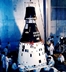 vignette-lien vers une vue de ce que, ingnieurs et techniciens, en septembre 1963, dans le Hangar S de Cape Canaveral, prparent la capsule -nomme 