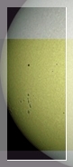 cette vue montre  quelle taille relative de Mercure on doit s'attendre lors d'un transit (Mercure est en haut  gauche; les lments plus bas sont des taches solaires)