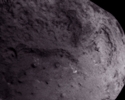 vignette-lien vers des terrasses sur le noyau de la comte Tempel 1 prise par la mission Stardust-NExT (rsolution de 15 m/pixel (50 ft/pixel))