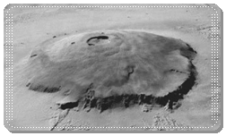 Olympus Mons, le plus grand volcan du systme solaire. Une caldera se trouve  son sommet