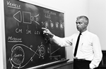vignette-lien vers une vue, le 24 juillet 1962, du docteur John Houbolt expliquant son concept de rendez-vous en orbite lunaire pour un atterrissage sur la Lune. Ses vues proposaient un atterrisseur spar lequel conomisait du poids par rapport au concept de 'direct ascent' dans lequel un vaisseau entier atterrissait