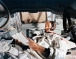 vignette-lien vers une vue de l'astronaute Collins dans le simulateur de module de commande au Kennedy Space Center le 19 juin 1969