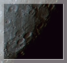 la valle de Rheita est la 'tranche' linaire qui se dirige vers le limbe sombre de la Lune au centre de l'image. La valle de Rheita a t image via une lunette de petite taille