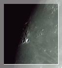 si la valle de Schrter proprement dit se voit  peine hors de l'ombre lunaire, au centre-gauche de l'image, les cratres Hrodote et Aristarque sont bien vus en dessous ainsi que les Mts Harbinger,  droite. L'image a t prise avec une lunette 60/700