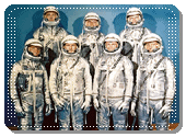 Les Original Seven, les 7 premiers astronautes amricains, lors de leur prsentation au public le 9 avril 1959. Au premier plan, de gauche  droite: Wally Schirra, Deke Slayton, John Glenn, Scott Carpenter;  l'arrire-plan (idem): Alan Shepard, Gus Grisson, Cordon Cooper