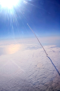 Editor's Choice Fine Picture: The Space Shuttle Fiercely Piercing a Cloud Layer Few After Launch! / La navette spatiale vient de traverser une couche nuageuse peu aprs son lancement
