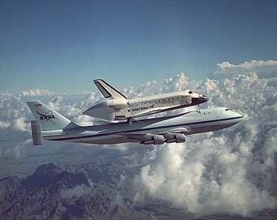Editor's Choice Fine Picture: The Space Shuttle taking a hitch back to Florida / La navette spatiale ramene au Kennedy Space Center aprs un atterrissage en Californie