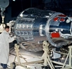 vignette-lien vers une vue d'un technicien sovitique prparant l'Objet D, le Spoutnik 3, au vol (image faisant partie de notre srie Images de la conqute spatiale)