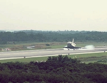 Editor's choice fine picture: The Second Return to Flight Mission landing at the Kennedy Space Center! / Image choisie: La Seconde Mission de Retour au Vol atterrit au Kennedy Space Center