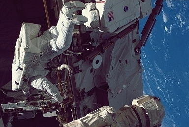 Editor's choice fine picture: The second spacewalk performed at the ISS during the Space Shuttle Second Return to Flight Mission / Image choisie: La deuxime sortie dans l'espace de la mission STS-121 de la navette, Seconde Mission de Retour au Vol