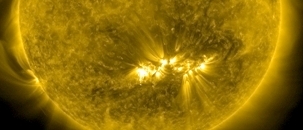 plusieurs flares solaires se voient comme des vnements brillants au-dessus d'une grande rgion de taches