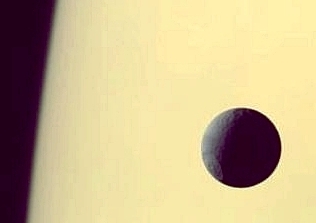 Editor's choice fine picture: Tethys hanging before Saturn / Image choisie: Vue de Téthys devant Saturne