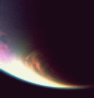 Editor's choice fine picture: A huge cloud system North of Titan! / Un fort systme nuageux au nord de Titan!