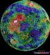 une vue de comment les donnes de Magellan, qui couvraient 98% de la surface, ont t compltes en 2010 par des donnes venant du radar d'Arecibo pour une rgion  peu prs centre sur 0 de latitude et de longitude et par une couleur neutre ailleurs, essentiellement prs du ple sud. L'image composite qui en rsulte est code-couleurs en lvation (les manques de donnes d'lvation ont t compltes avec des donnes tlmetriques des Venera sovitiques et de la mission Pioneer Venus)
